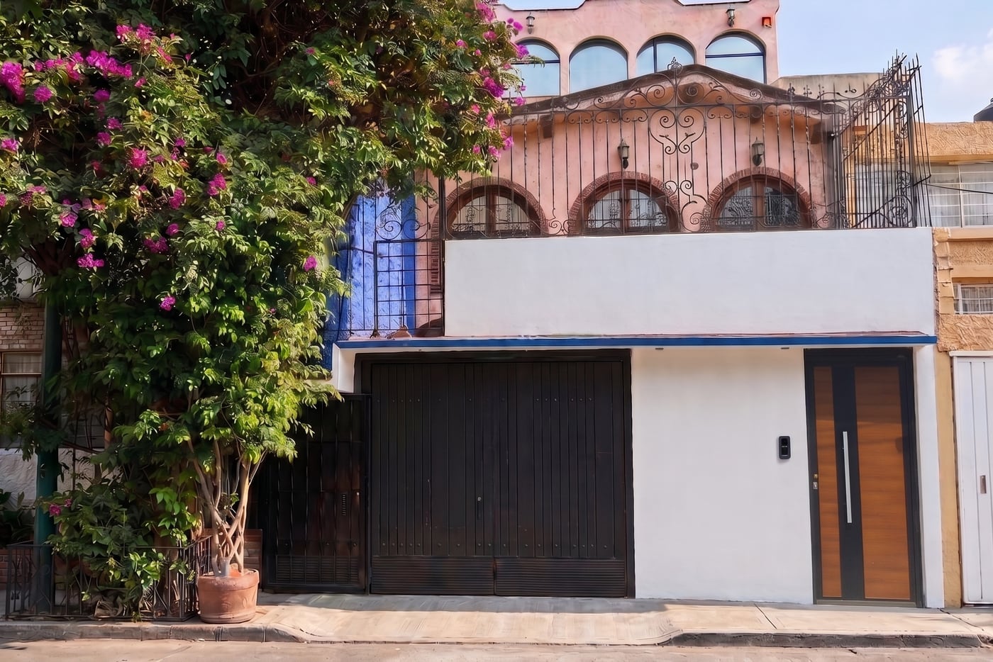 Entrada de MESAI: puerta de madera junto al portón negro sobre Fernando Anaya Monroy